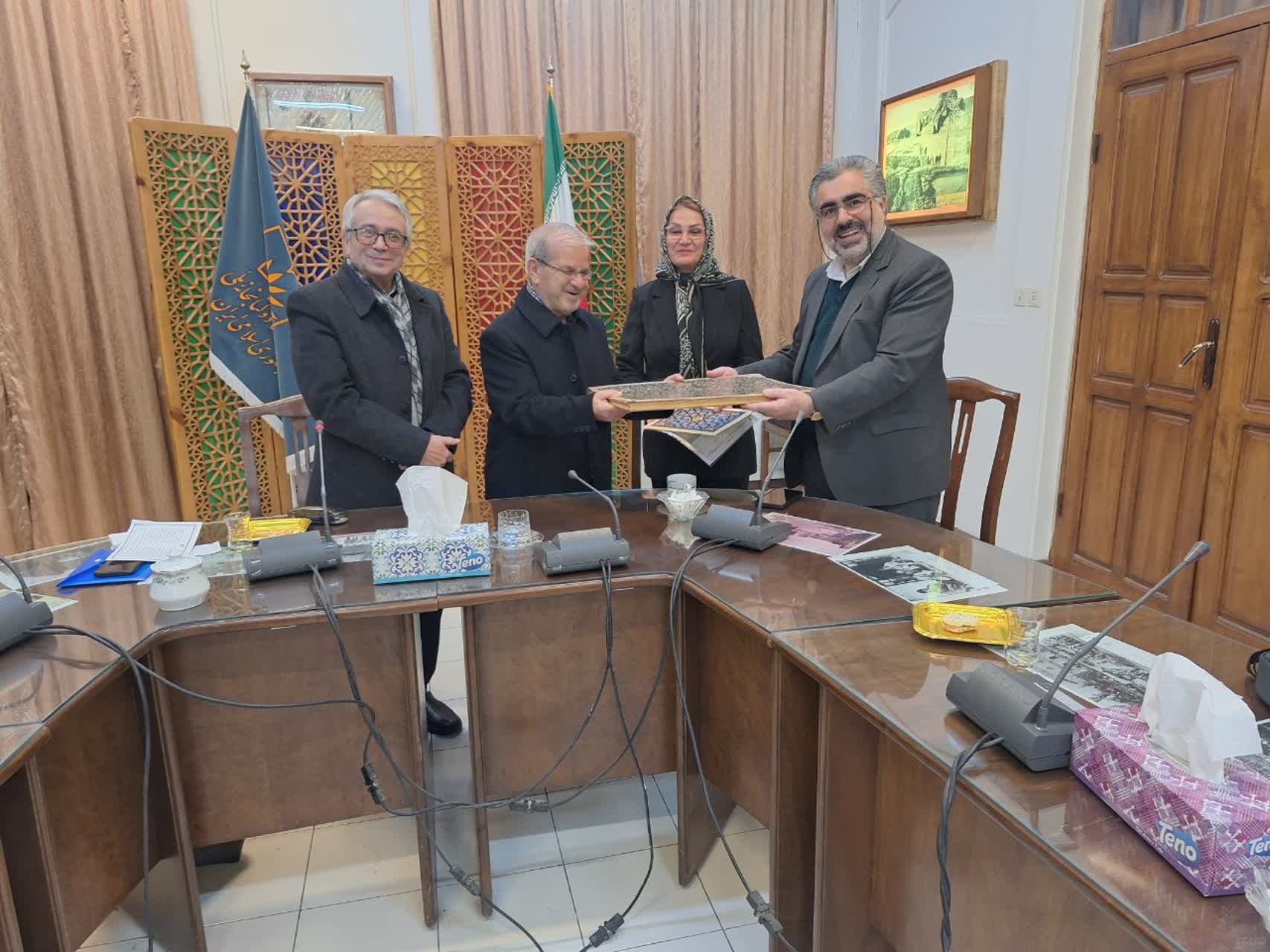 اهدای یک مجلد روزنامه تاریخی «پرچم» به اسناد ملی شمال‌غرب کشور